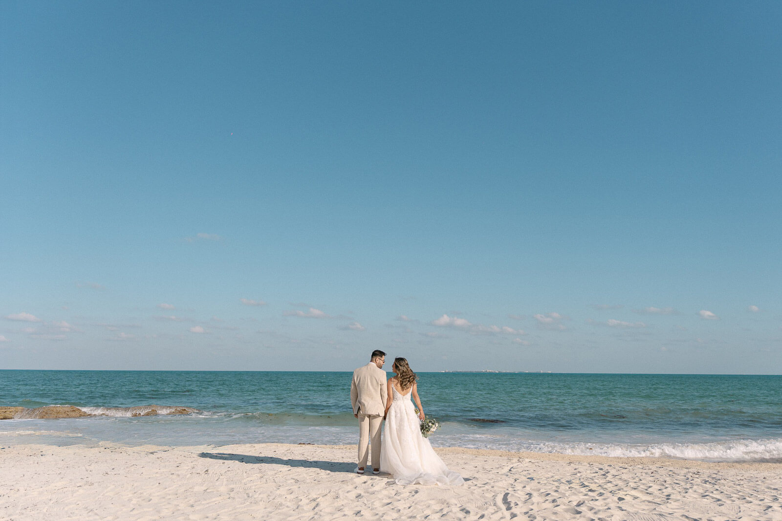 Read more about the article Is it worth paying the External Vendor Fee for your Cancun Wedding? (Honest Guide)